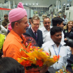 Il pilota Andrè Borschber accolto a Varanasi